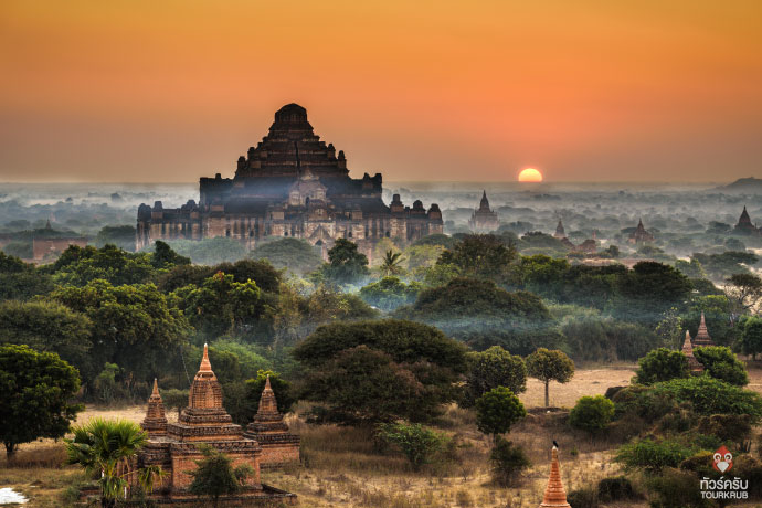 Scenic-sunrise-above-Bagan-in-Myanmar.-Bagan-is-an-ancient-city-with-thousands-of-historic-buddhist-temples-and-stupas(1)